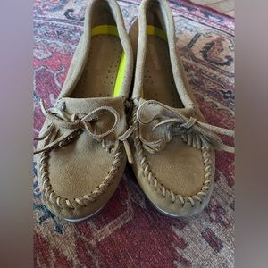 Minnetonka moccasin Kilty hard sole. Color stone Women’s sz 10